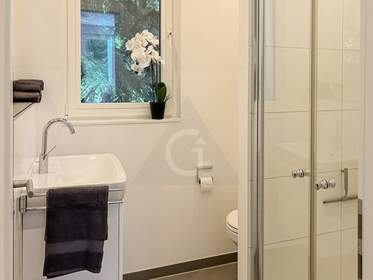 sowie ein weiteres Bad mit Dusche sowie ein weiteres Bad mit Dusche