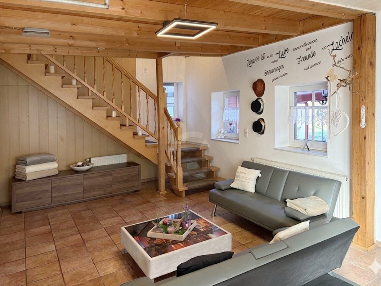 Wohnzimmer mit Aufgang zum OG